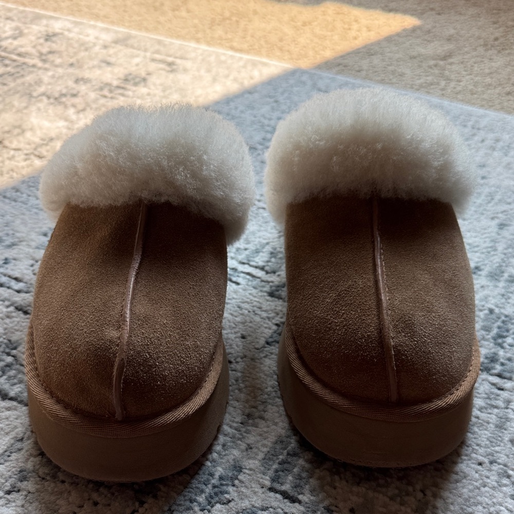 UGG Tan Slippers with Cream Fur - Picture 3 of 8